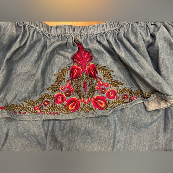 SUGAR + LIPS | NWOT | Off-Shoulder Top with Floral Embroidery - Picture 2 of 4